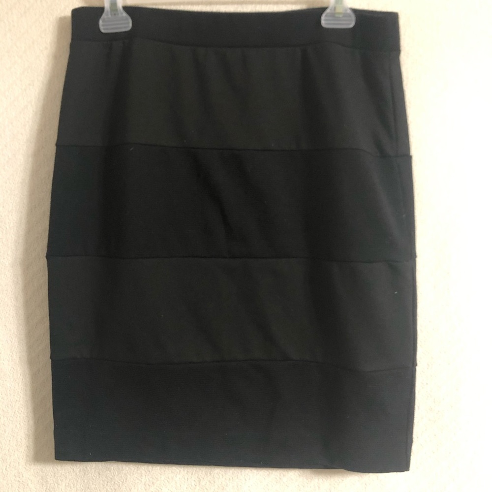 Elle Black Pull-on Casual Skirt -Size M
